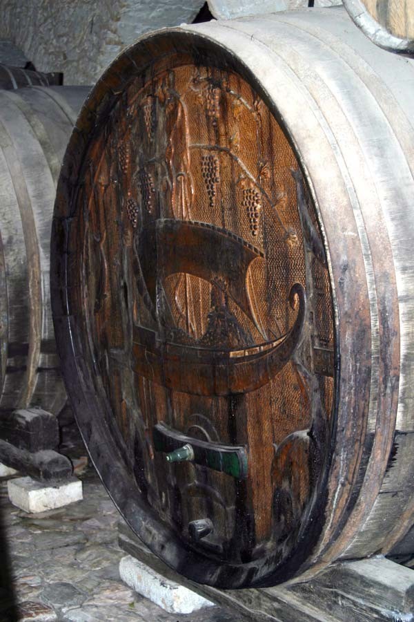 Weinfass mit dunklem Mavrodaphne Wein in der Kellerei Achaia Clauss in Patras auf der Halbinsel Peloponnes, die der Bayer Gustav Clauss 1861 gründete, bereits 1869 exportierte er seinen Wein nach Deutschland