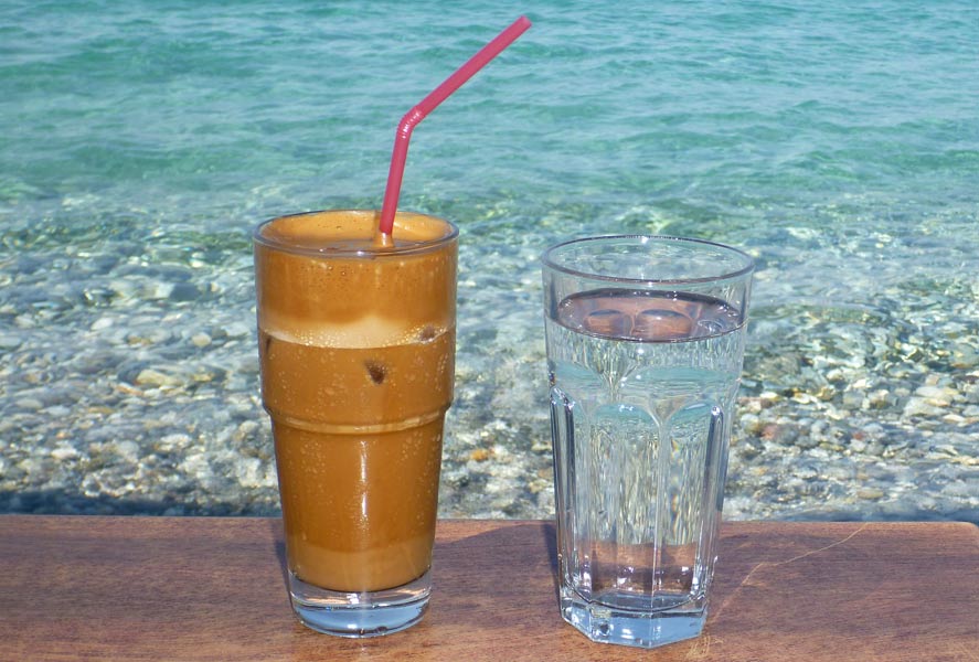 Der Café Frappe ist ein griechischer Eiskaffee, der 1957 in Thessaloniki erfunden wurde und mit Instantkaffee und Eiswürfeln zubereitet wird, er gehört zu den beliebtesten Getränken Griechenlands.