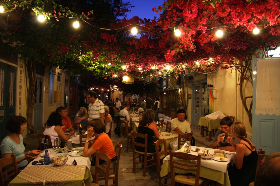 Eine Taverne in der Stadt Ermoupolis auf der Kykladeninsel Syros, Ermoupolis ist die Hauptstadt der Insel und zugleich Verwaltungssitz der Kykladen.