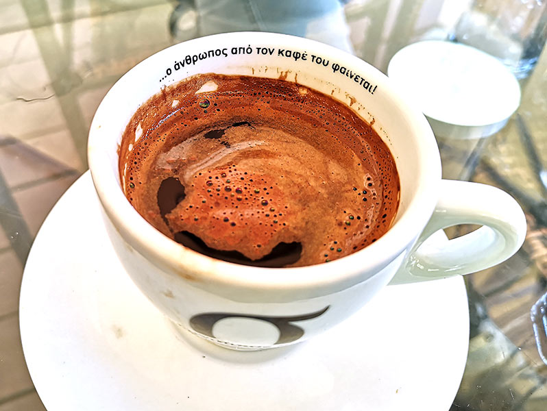 Griechischer Kaffee wird mit fein gemahlenen, gerösteten Kaffeebohnen in einem Briki mit kaltem Wasser langsam aufgebrüht, dabei gibt es verschiedene Zusammensetzungen der Anteile an Kaffee und Zucker, ohne Zucker bis süß, bzw. starker bis schwächerer Kaffee